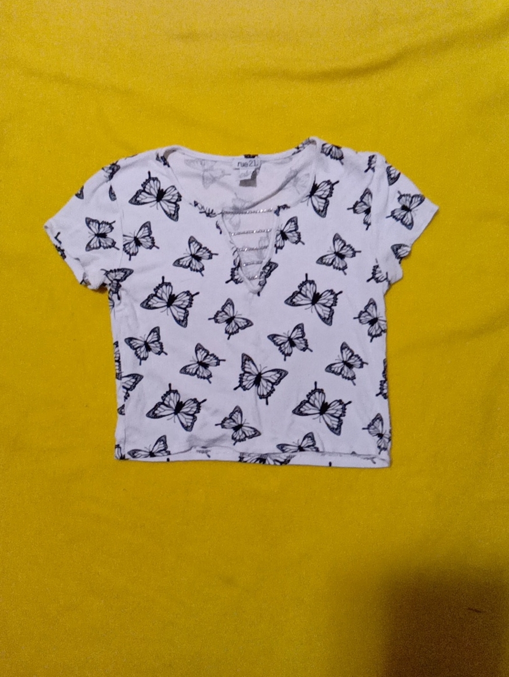 Rue21 White Short Sleeve Butterfly Print Tee